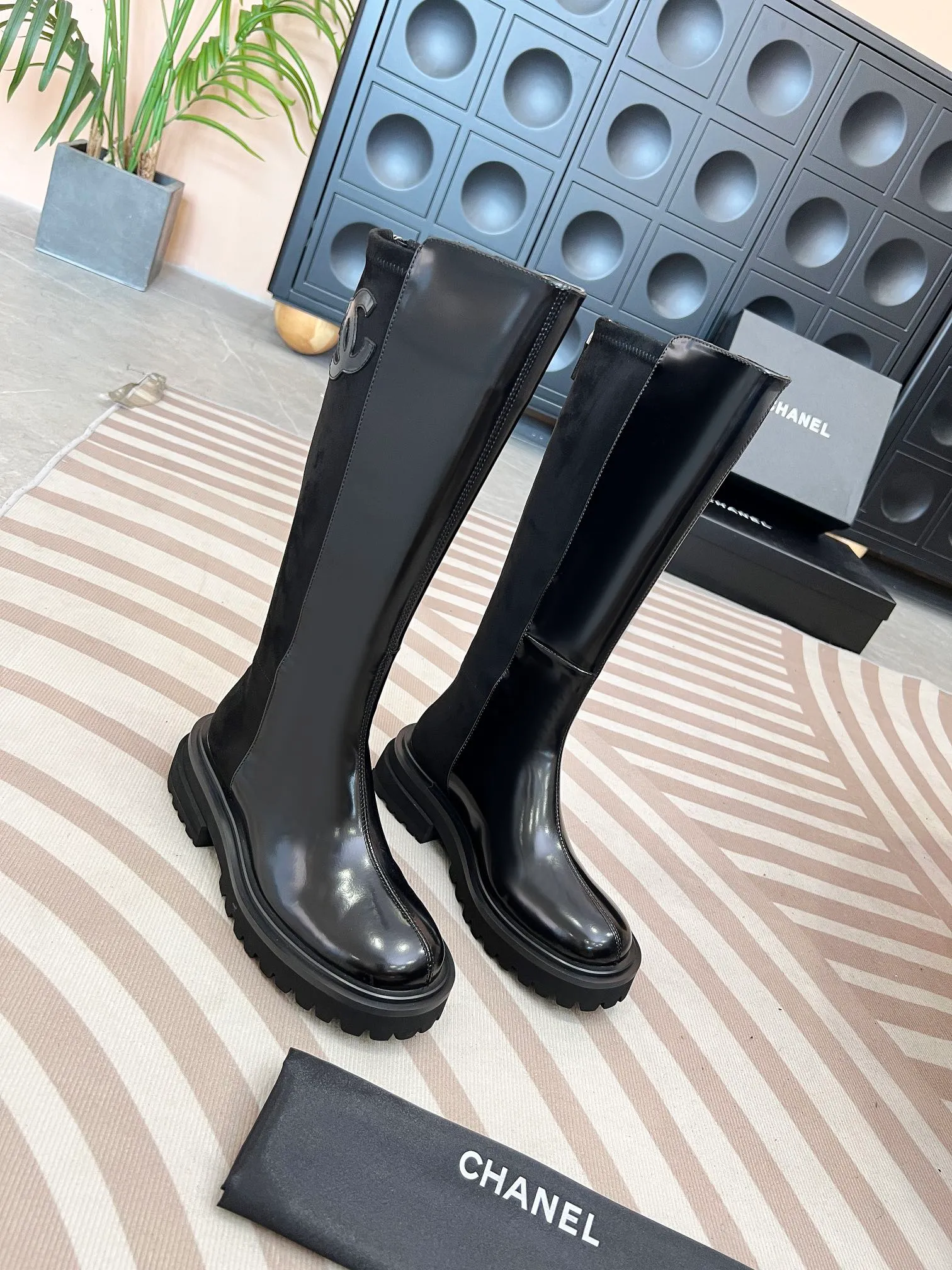 👟👟Ex-factory price 720👟👟 CHANEL* new autumn and winter style. These letter knight boots are really a representative of handsome fashion. The double C electro-embroidered logo on the boot tube is low-key yet luxurious! Simple, fashionable, individual and grand! The natural and smooth beauty has a beauty that amazes the time. You should also show off your long legs in winter ~ Upper: calfskin/open edge beads Inner: sheepskin lining Size: 35-41​